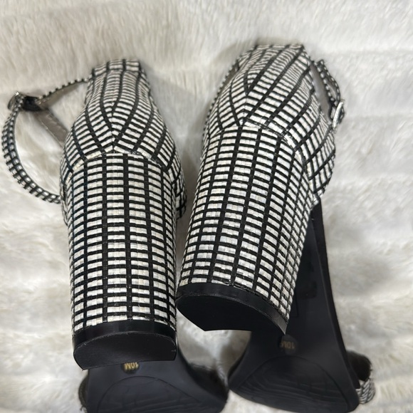 BWOT Bandolino Sandals | Size 10 | Black & White Woven upper | Block Heel - Picture 4 of 4